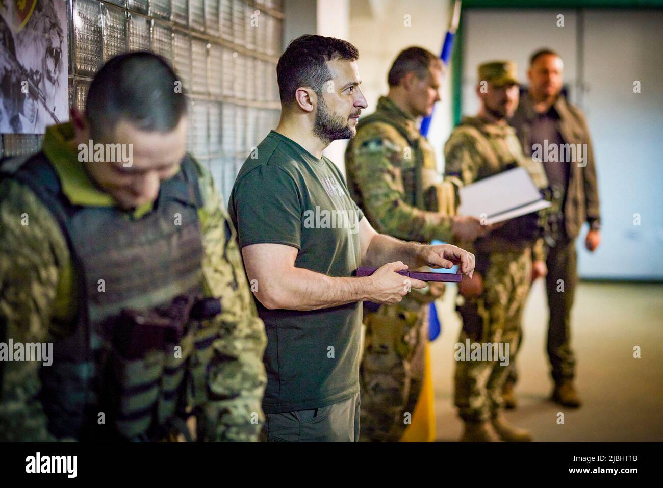 Der ukrainische Präsident Wolodymyr Zelenski besucht die Regionen Saporischschschja, Donezk und Luhansk, wo er die Pläne mit dem Sicherheitsdienst durchsah und sich mit der lokalen Polizei, der regionalen Staatsverwaltung und den übrigen Bürgermeistern traf. Zelensky traf sich auch mit den Bewohnern von Mariupol, die die Stadt lebend und mit Kindern verlassen konnten. Hier wurden sie von Khortyzja, menschlich und herzlich empfangen. Foto: Ukraine President's Office Stockfoto