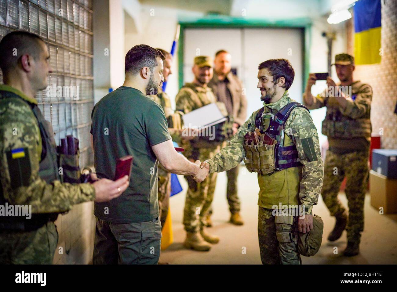 Der ukrainische Präsident Wolodymyr Zelenski besucht die Regionen Saporischschschja, Donezk und Luhansk, wo er die Pläne mit dem Sicherheitsdienst durchsah und sich mit der lokalen Polizei, der regionalen Staatsverwaltung und den übrigen Bürgermeistern traf. Zelensky traf sich auch mit den Bewohnern von Mariupol, die die Stadt lebend und mit Kindern verlassen konnten. Hier wurden sie von Khortyzja, menschlich und herzlich empfangen. Foto: Ukraine President's Office Stockfoto