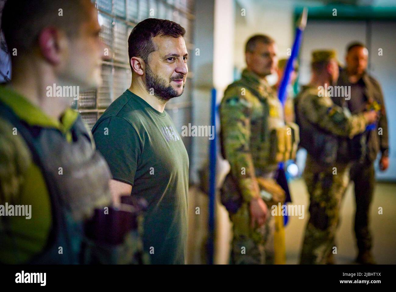 Der ukrainische Präsident Wolodymyr Zelenski besucht die Regionen Saporischschschja, Donezk und Luhansk, wo er die Pläne mit dem Sicherheitsdienst durchsah und sich mit der lokalen Polizei, der regionalen Staatsverwaltung und den übrigen Bürgermeistern traf. Zelensky traf sich auch mit den Bewohnern von Mariupol, die die Stadt lebend und mit Kindern verlassen konnten. Hier wurden sie von Khortyzja, menschlich und herzlich empfangen. Foto: Ukraine President's Office Stockfoto