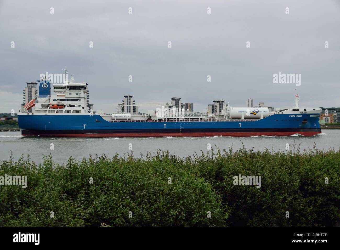 Der LNG-betriebene Tanker Fure Vinga fährt im Rahmen der Veranstaltung des IMO-Ausschusses für den Schutz der Meeresumwelt in London die Themse hinauf Stockfoto