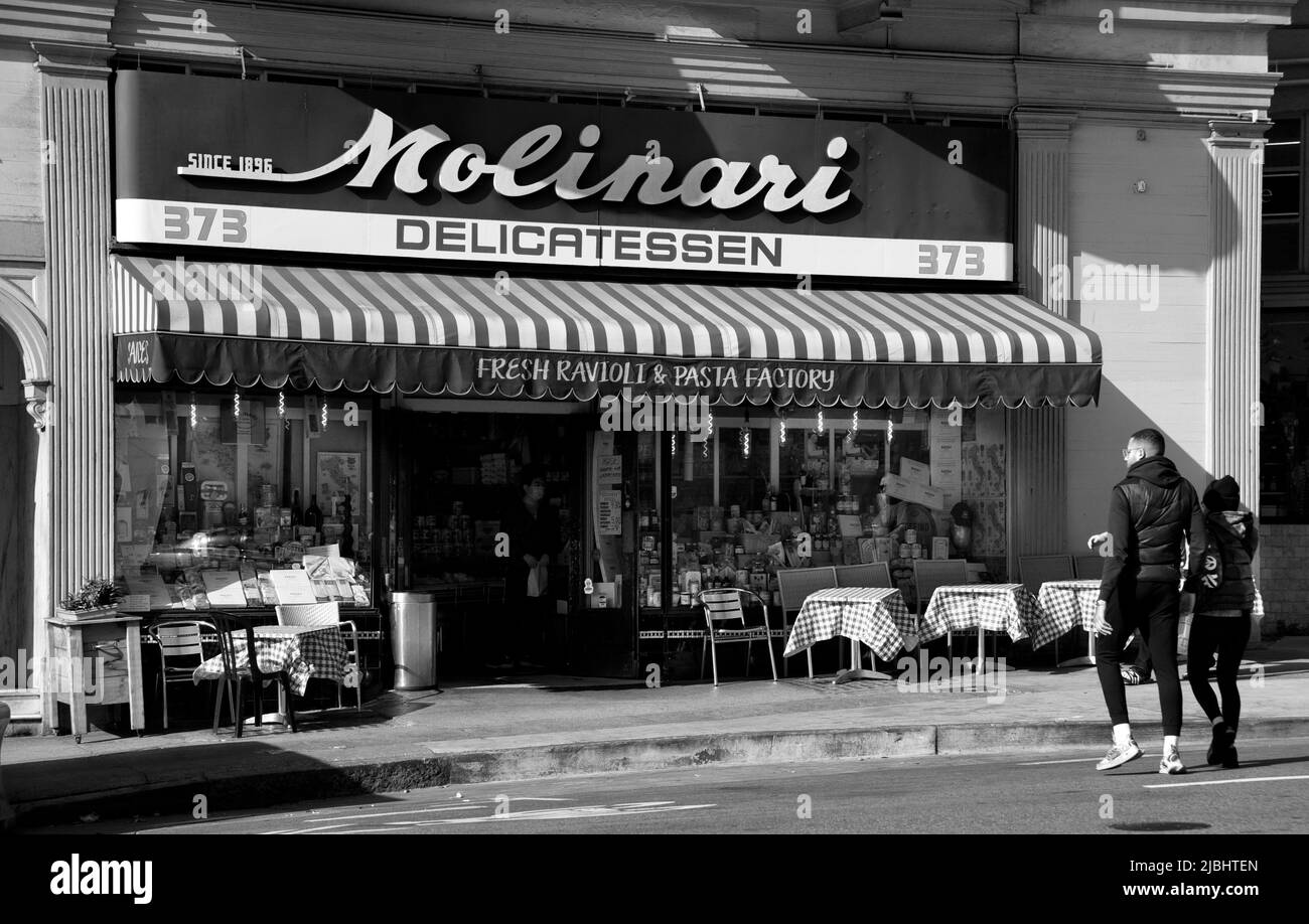 Molinari Delicatessen ist ein Wahrzeichen des italienisch-amerikanischen Delikatessengeschäfts im North Beach-Viertel von San Francisco, Kalifornien. Stockfoto