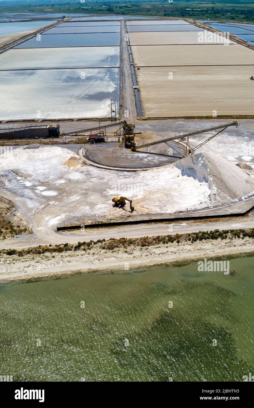 Luftaufnahme von Salzverdampfungsteichen und Salzhügeln Diese Teiche werden aus dem Ozean gefüllt und Salzkristalle geerntet. Kitros Pieria, Griechenland Stockfoto