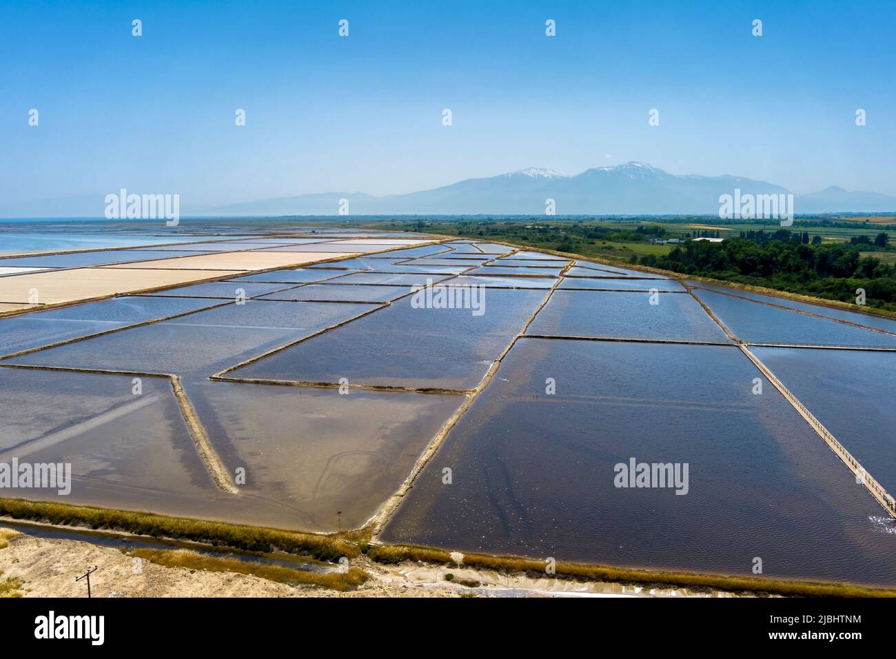 Luftaufnahme von Salzverdampfungsteichen und Salzhügeln Diese Teiche werden aus dem Ozean gefüllt und Salzkristalle geerntet. Kitros Pieria, Griechenland Stockfoto
