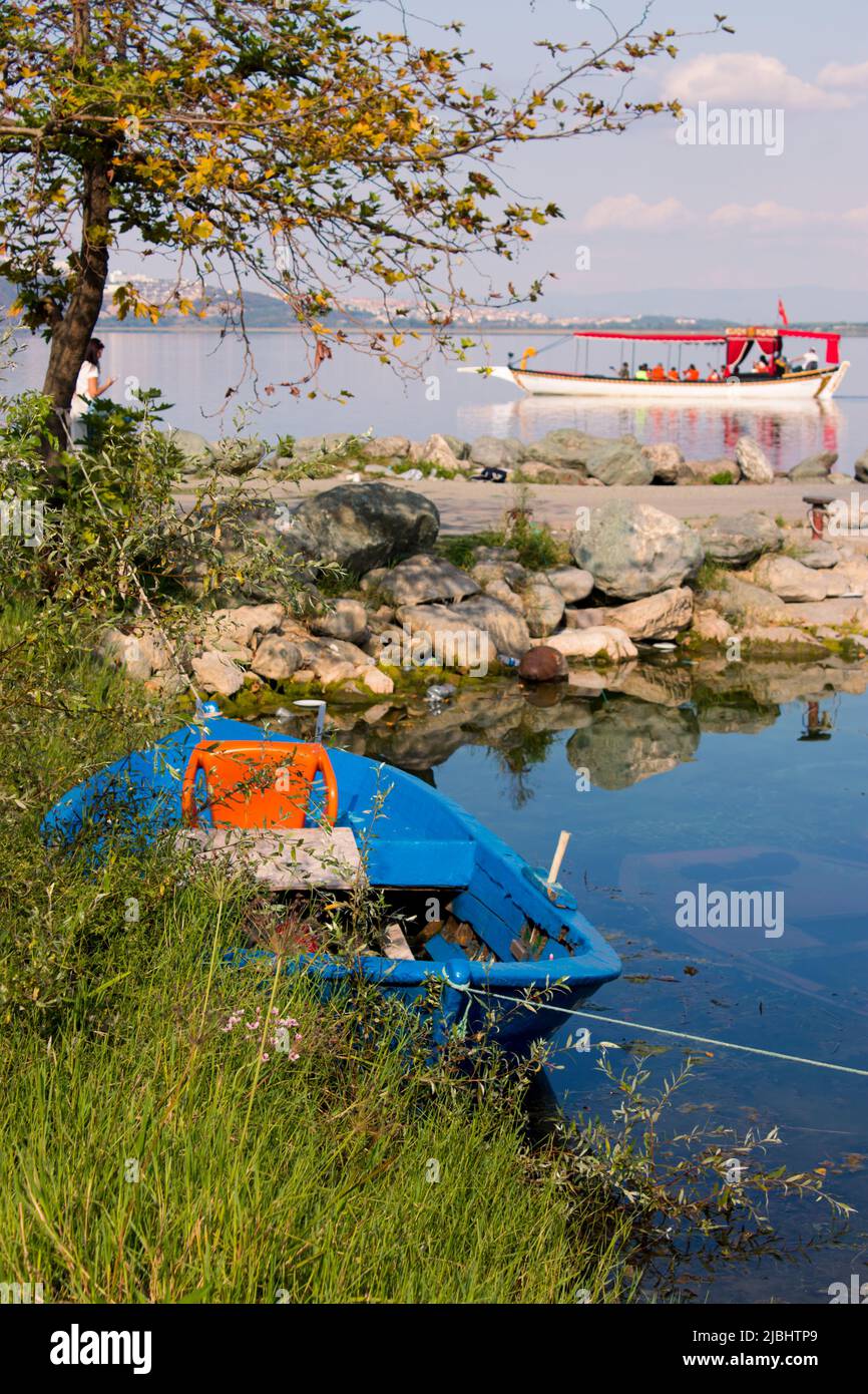 Blick auf den See an einem Sommertag. Es gibt Menschen, die mit dem Boot auf dem See reisen. Dies ist Sapanca See. Stockfoto