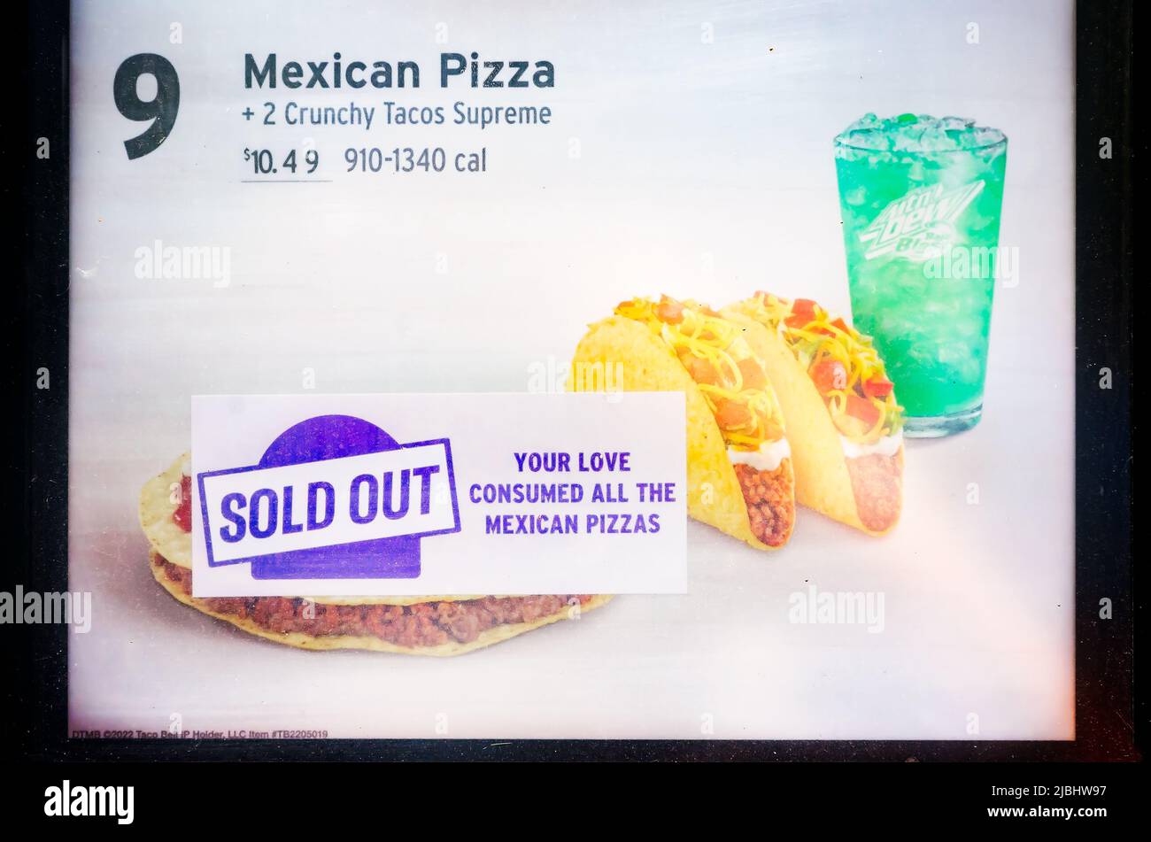 Ein Taco Bell Drive-Thru-Schild bestätigt, dass mexikanische Pizzen am Standort der Government Street, 4. Juni 2022, in Mobile, Alabama, ausverkauft sind. Stockfoto