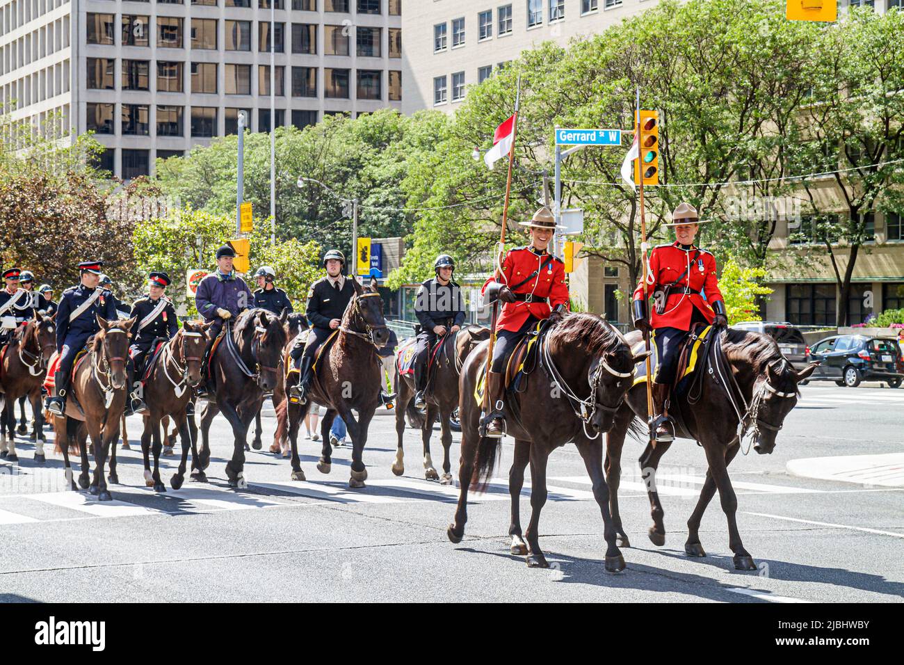 Toronto Kanada, University Avenue, Police Equestrian Day, Royal Canadian Mounted Police, Mounties, Pferde Parade Drill Team Offiziere Männer männliche Uniformen Stockfoto