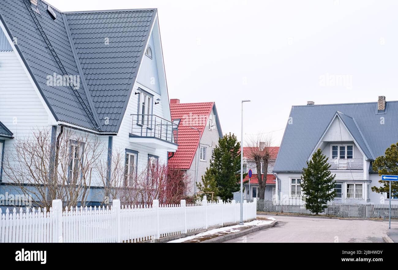 Der Ferienort Parnu in Estland mit schönen Holzhäusern mit dreieckigen Dächern Stockfoto