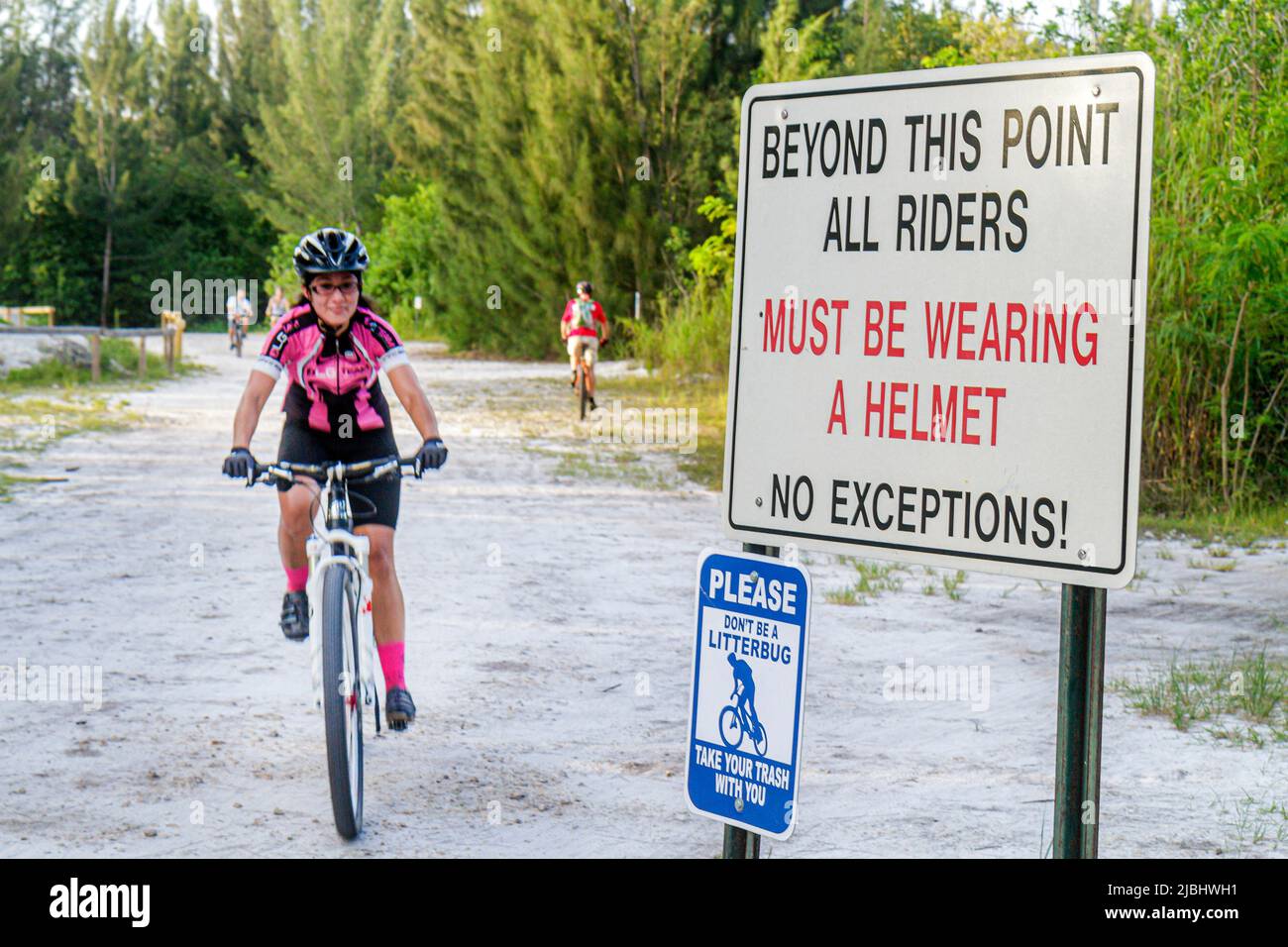 Florida Weston, Fort Ft. Lauderdale, Markham Park, Mountainbike Trail Fahrrad Radfahren Radfahren Radfahren Radfahren tragen Helm Frau weibliche Fahrer Stockfoto