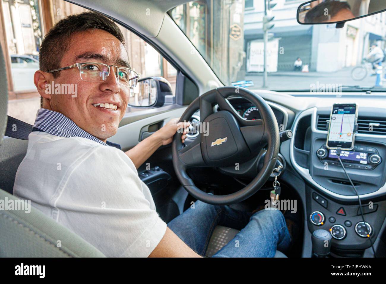 Mexiko-Stadt, Mexikanisch, Hispanic, historisches Zentrum, Mann, männlicher Uber-Fahrer, der Auto-Lenkrad-GPS fährt Stockfoto