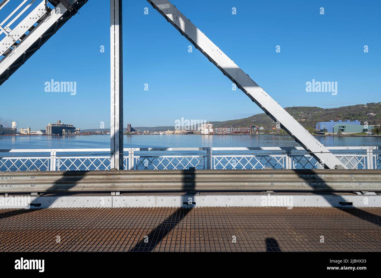 Blick auf den Hafen von Duluth von der Aerial Lift Bridge Stockfoto