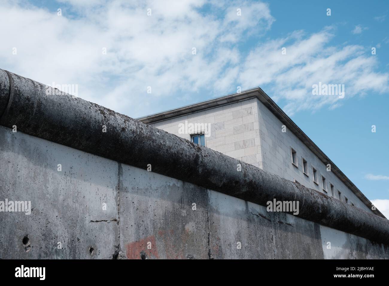 Ein Abschnitt der Berliner Mauer, mit dem deutschen Finanzministerium im Hintergrund Stockfoto