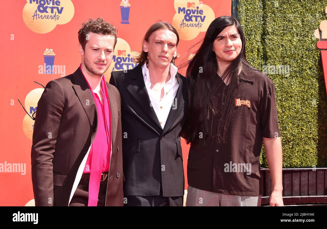 Santa Monica, Ca. 05.. Juni 2022. (L-R) Joseph Quinn, Jamie Campbell Bower und Eduardo Franco nehmen am 05. Juni 2022 in Santa Monica, Kalifornien, an den MTV Movie & TV Awards 2022 im Barker Hangar Teil. Kredit: Jeffrey Mayer/Jtm Fotos/Media Punch/Alamy Live News Stockfoto