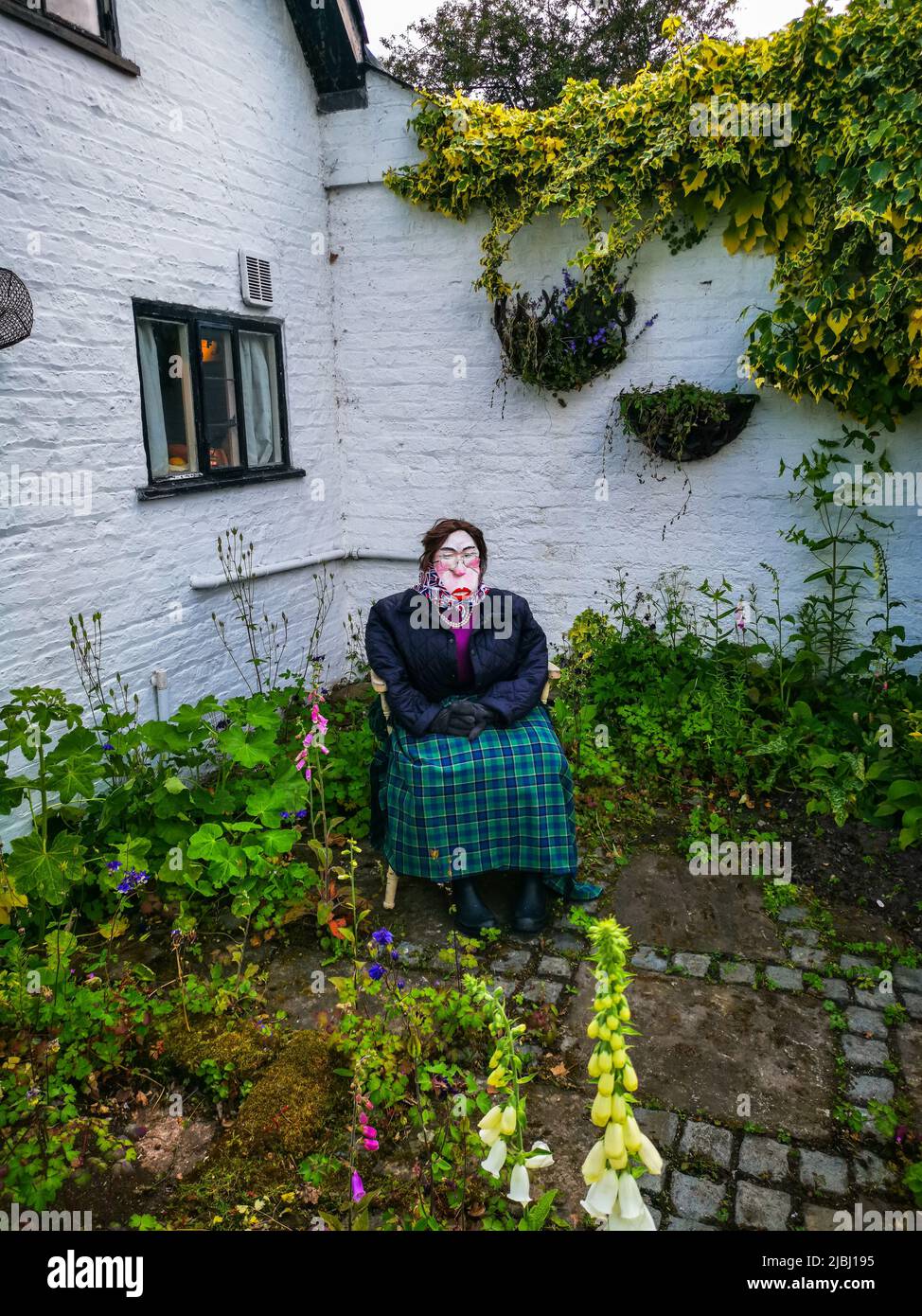 Eine komische Königin-Dekoration in einem Garten im Dorf Great Budworth, Chershire während des Platin-Jubiläums. Stockfoto