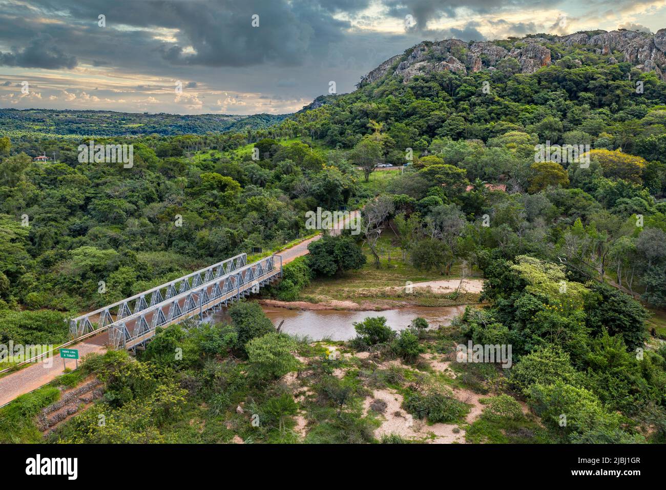 Luftaufnahme der Metallbrücke von Tobati (Puente de Metal de Tobati) in Paraguay. Vor allem mit dem beeindruckenden Panorama der Cordelliers im b Stockfoto
