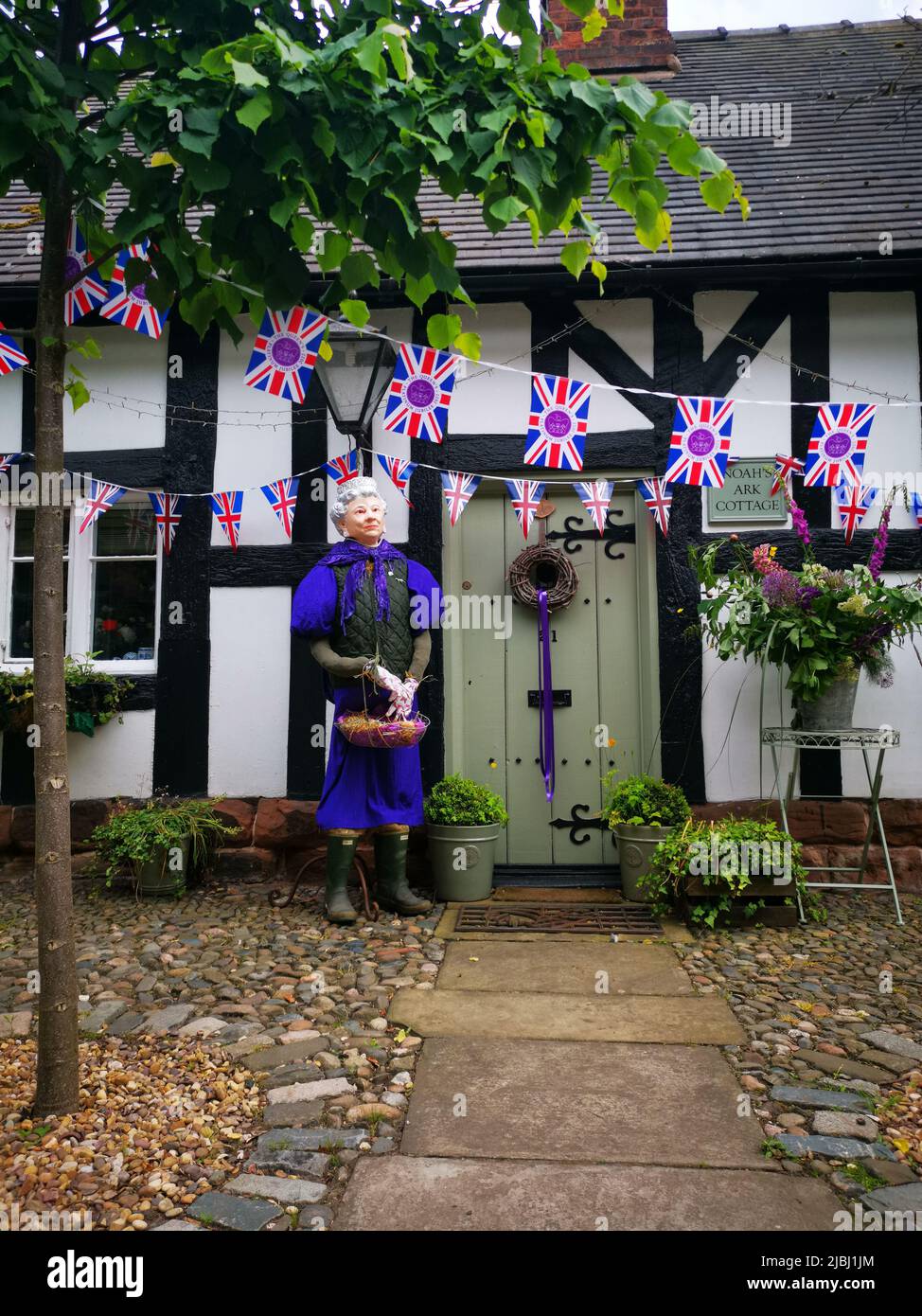 Eine Königin-Dekoration im Dorf Great Budworth, Chershire während des Platin-Jubiläums. Stockfoto