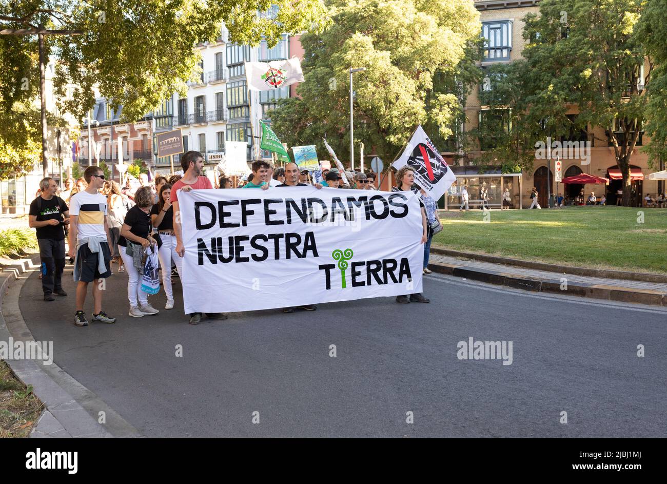 Pamplona, Spanien - 28. Mai 2022 - Protest gegen Projekte im Bereich erneuerbare Energien und den Hochgeschwindigkeitszug. Menschen mit einem Banner: 'Lasst uns unser Land verteidigen'. Stockfoto