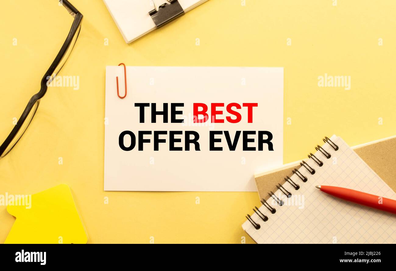 Das beste Angebot aller Zeiten Text auf der Büroschreibtisch-Tabelle von oben zu Business Workplace und Business Objects Stockfoto