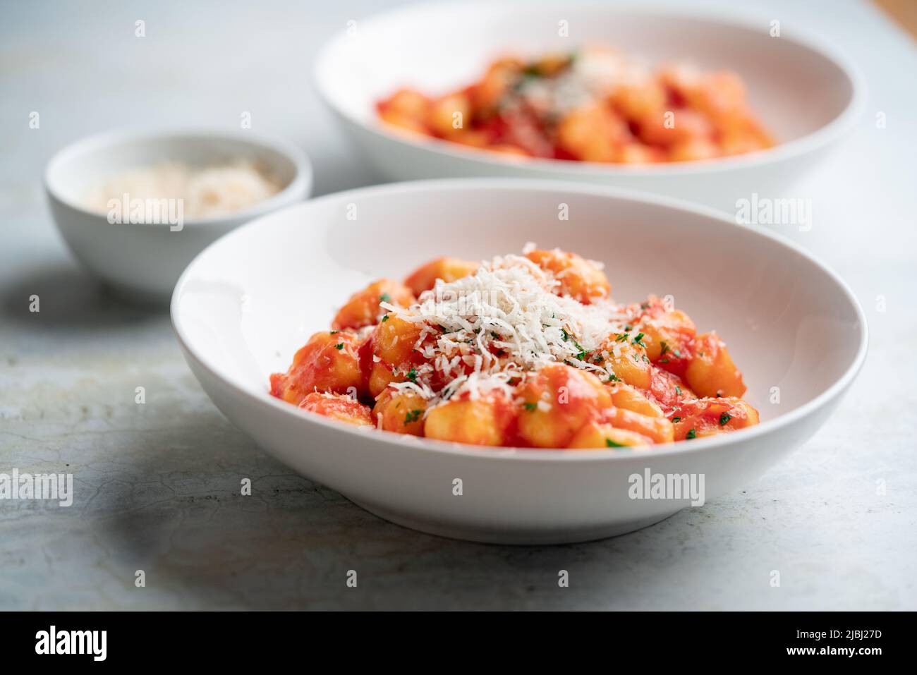 Gnocchi mit Tomatensauce und Parmigiano auf einem Teller Stockfoto