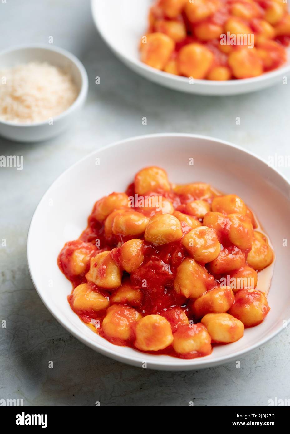 Gnocchi mit Tomatensauce und Parmigiano auf einem Teller Stockfoto