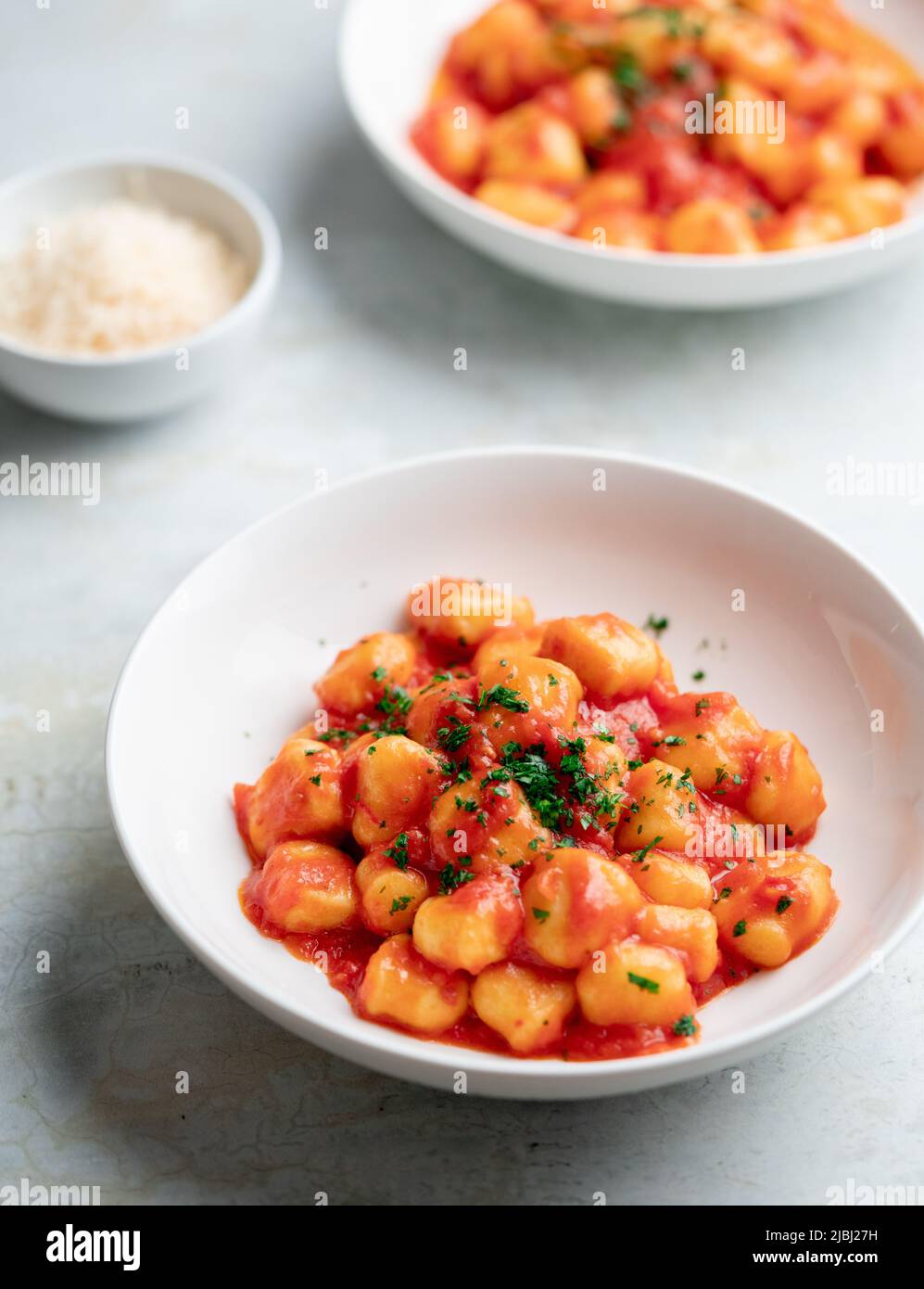 Gnocchi mit Tomatensauce und Parmigiano auf einem Teller Stockfoto