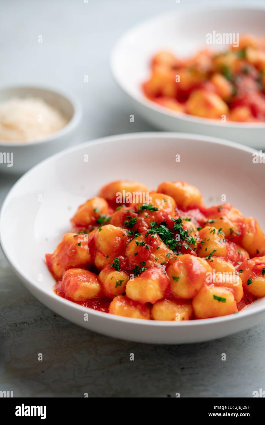 Gnocchi mit Tomatensauce und Parmigiano auf einem Teller Stockfoto