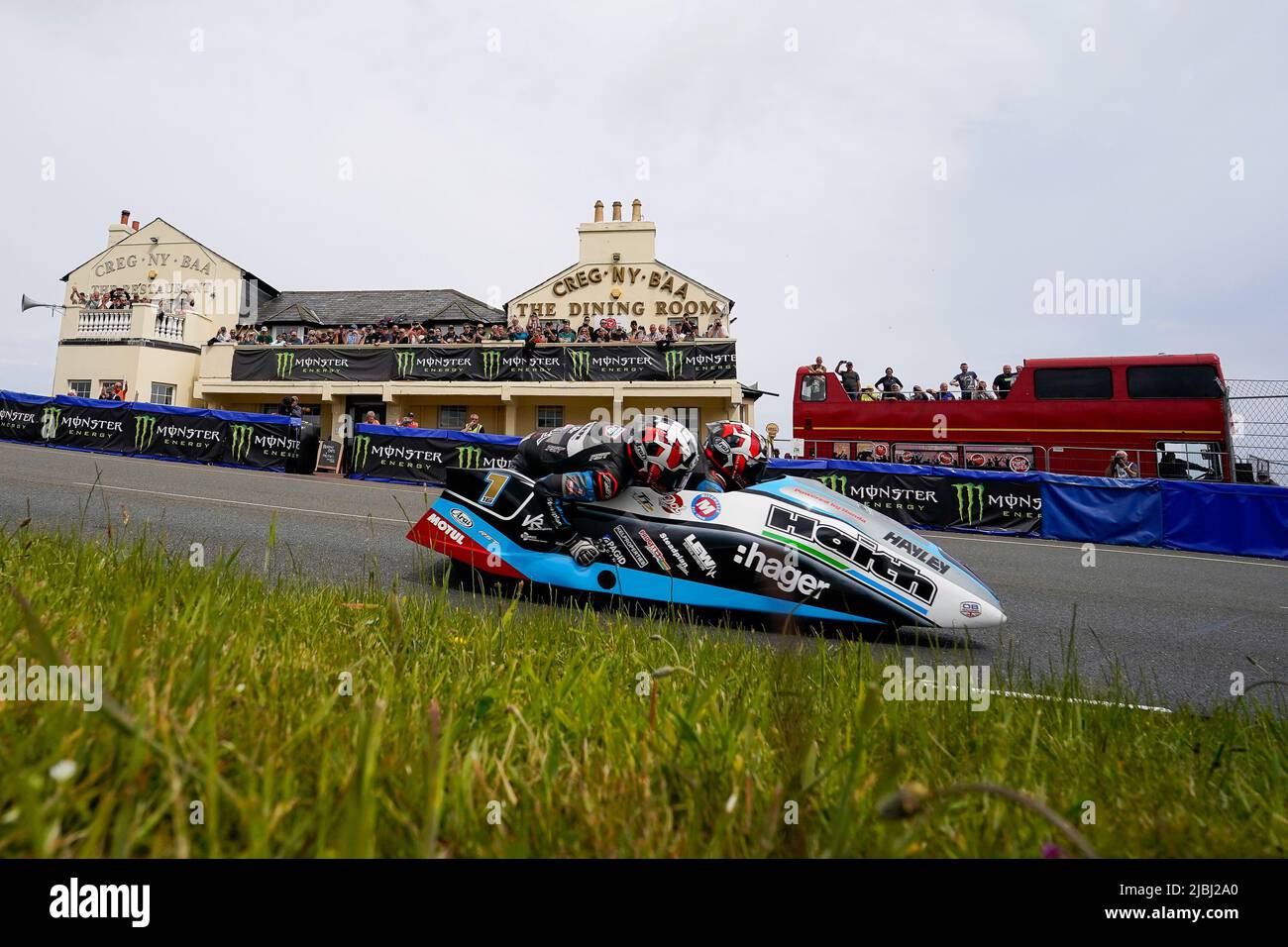 Douglas, Isle Of Man. 19. Januar 2022. Ben Birchall/Tom Birchall (600 LCR Honda) vertreten das Haith Honda Team während des 3Wheeling.Media Sidecar TT Race auf der Isle of man, Douglas, Isle of man am 6. Juni 2022. Foto von David Horn/Prime Media Images Kredit: Prime Media Images/Alamy Live News Stockfoto