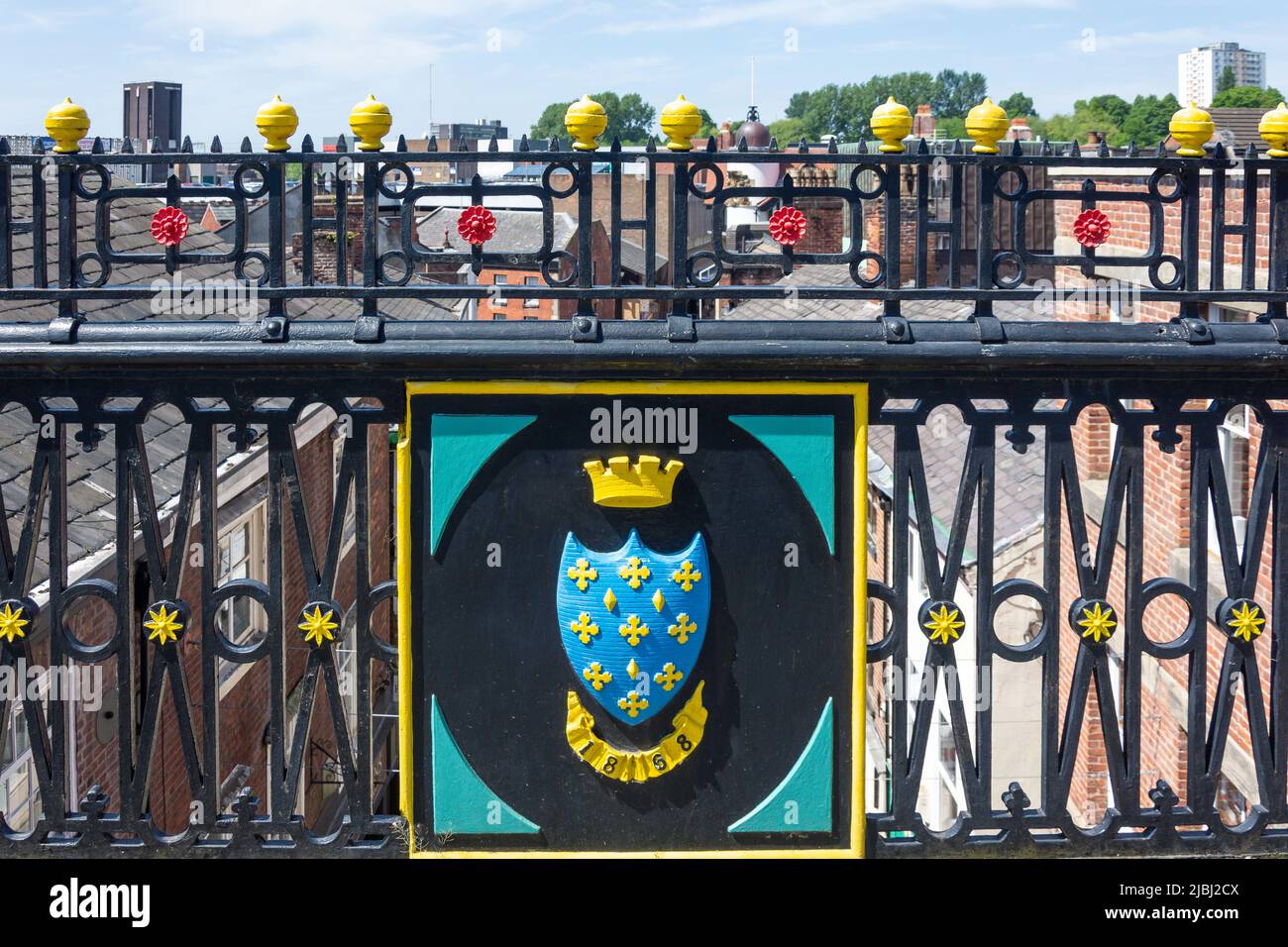 Wappen auf der 19. Century St. Petersgate Bridge über die Unterführung, Stockport, Greater Manchester, England, Vereinigtes Königreich Stockfoto