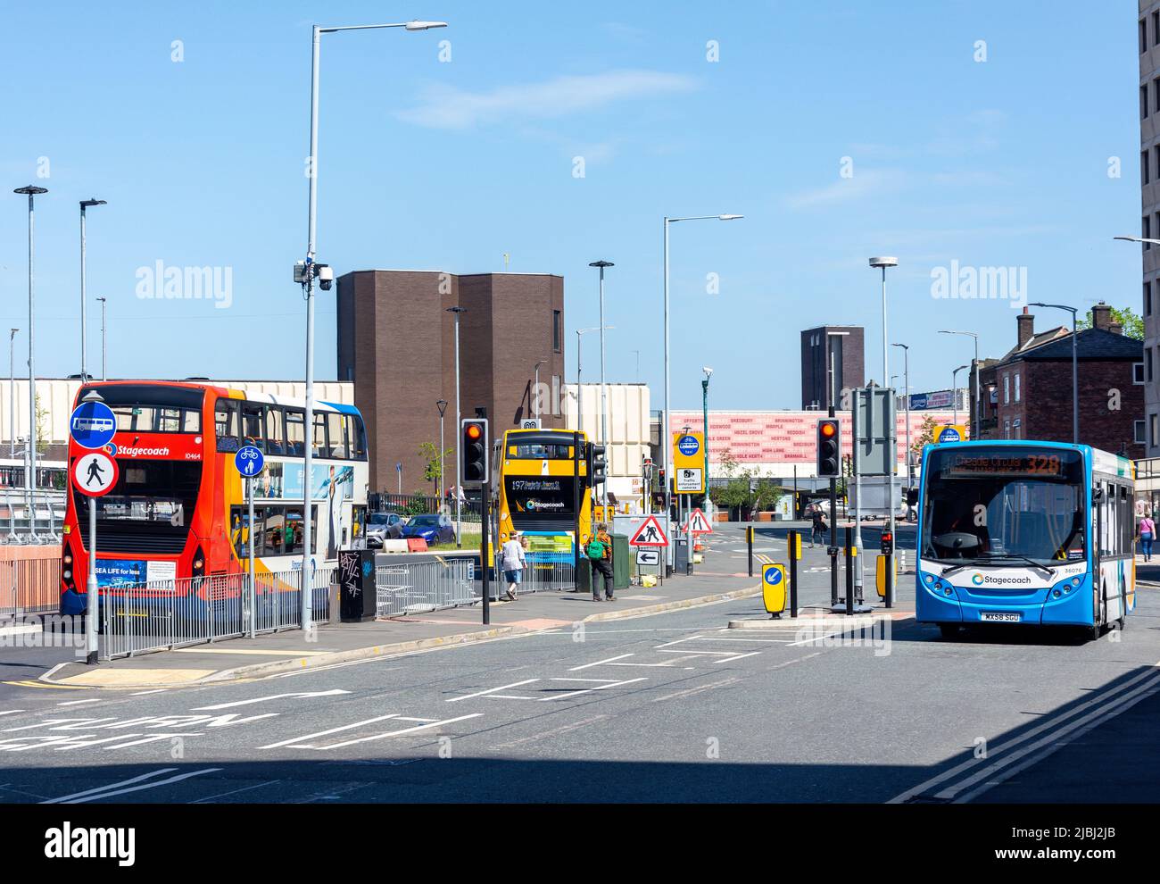 Lokale Busse auf der Heaton Lane, Stockport, Greater Manchester, England, Großbritannien Stockfoto