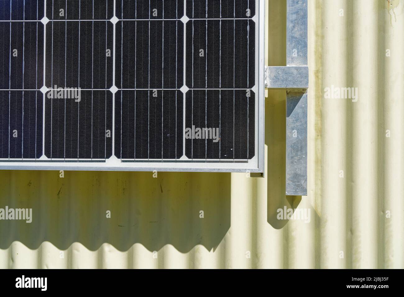 Vom Netz leben. Sonnenkollektoren liefern Strom für ein aus Wellblech erbautes Haus im neuseeländischen Backcountry. Stockfoto