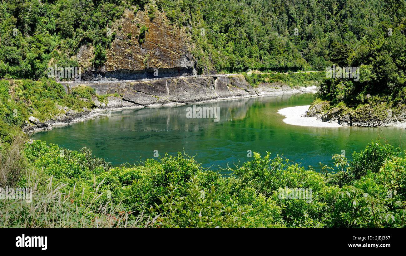 Hawks Crag Road Cutting für State Highway 6 über dem Buller River, der nach Westen in Richtung Westport fließt, in der Buller Gorge, Aotearoa / Neuseeland Stockfoto