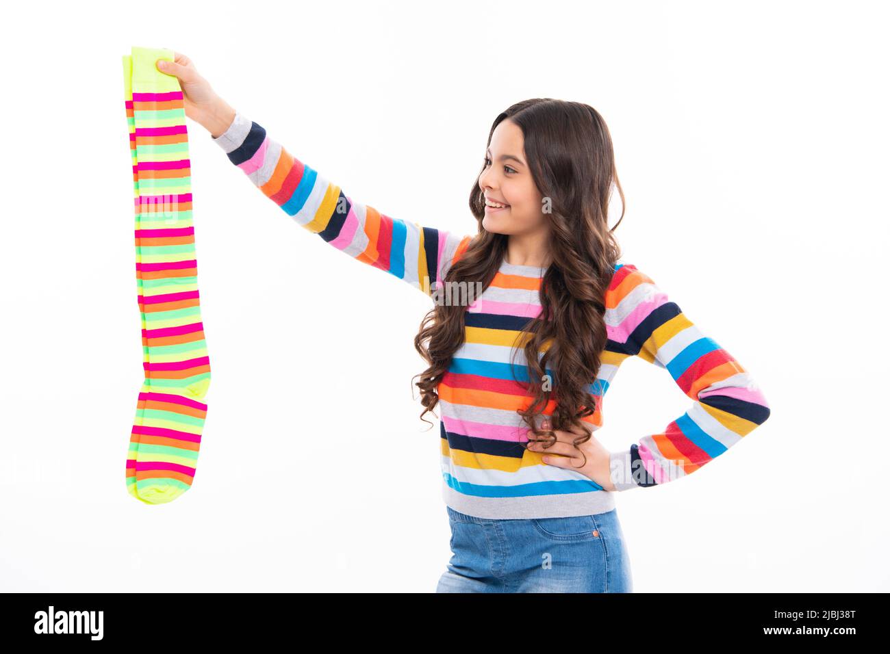 Teen halten Streifen Socke auf weißem Hintergrund. Kind mit einem Paar Socken. Stockfoto