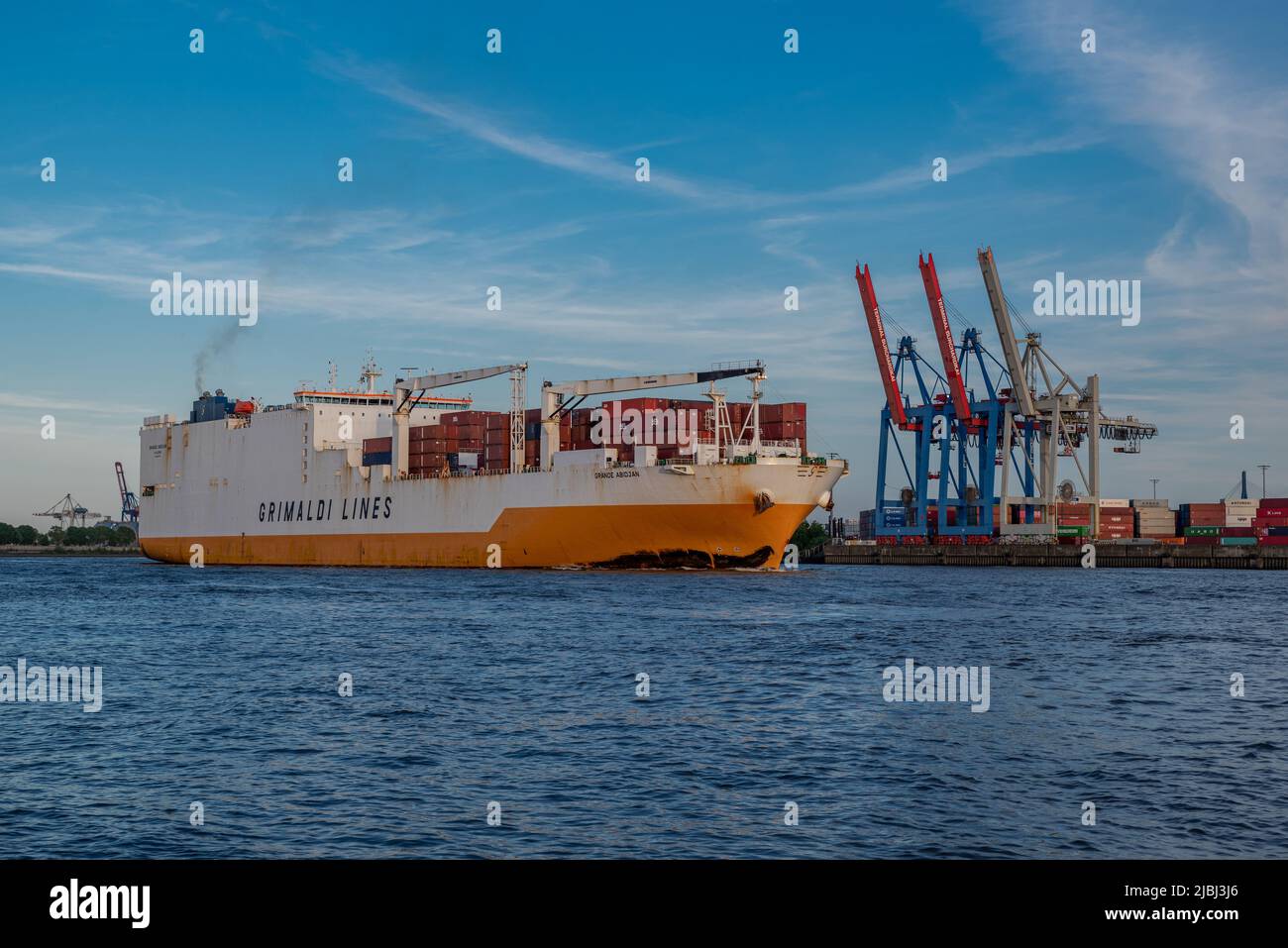 Hamburg, Deutschland - 05 15 2022: Das Containerschiff 'Grande Abidjan' auf der Elbe im Hamburger Hafen am Burchardkai-Containerterminal Stockfoto