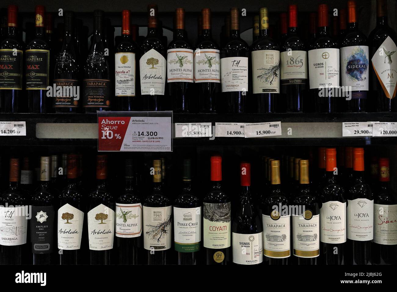 Santiago, Chile- Mai 20,2022: Verschiedene chilenische Weinmarken am chilenischen Flughafen Stockfoto