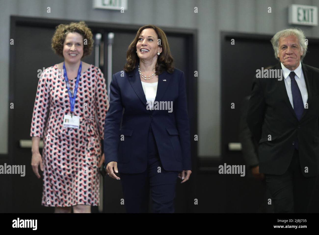 DIE US-Vizepräsidentin Kamala Harris trifft am 06. Juni 2022 auf dem IX Summit of the Americas in Los Angeles, Kalifornien, USA, ein. Einem WH-Beamten zugeschrieben: Vizepräsidentin Kamala Harris nimmt an einer Tour der Initiatives Fair im Civil Society Forum Teil, einem der Stakeholder-Foren, die mit dem Summit of the Americas verbunden sind. Ihr Besuch zeigt die Bedeutung, die die Biden-Harris-Regierung der Zivilgesellschaft beimisst, und ihre Ansicht, dass Regierungen allein die Probleme, mit denen wir auf unserer Hemisphader konfrontiert sind, nicht lösen können. Die Initiatives Fair verfügt über 16 Stände, an denen Projekte der Zivilgesellschaft vertreten sind. Der Laster Stockfoto