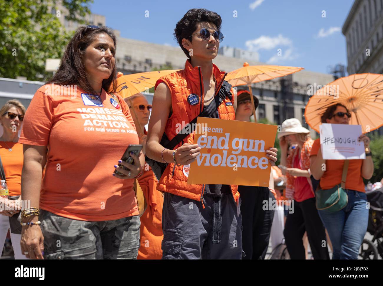 NEW YORK, NY – 4. Juni 2022: Demonstranten zur Verhinderung von Waffengewalt nehmen an einem ‘Walk in Solidarity with Survivors’-Event auf dem Foley Square Teil. Stockfoto