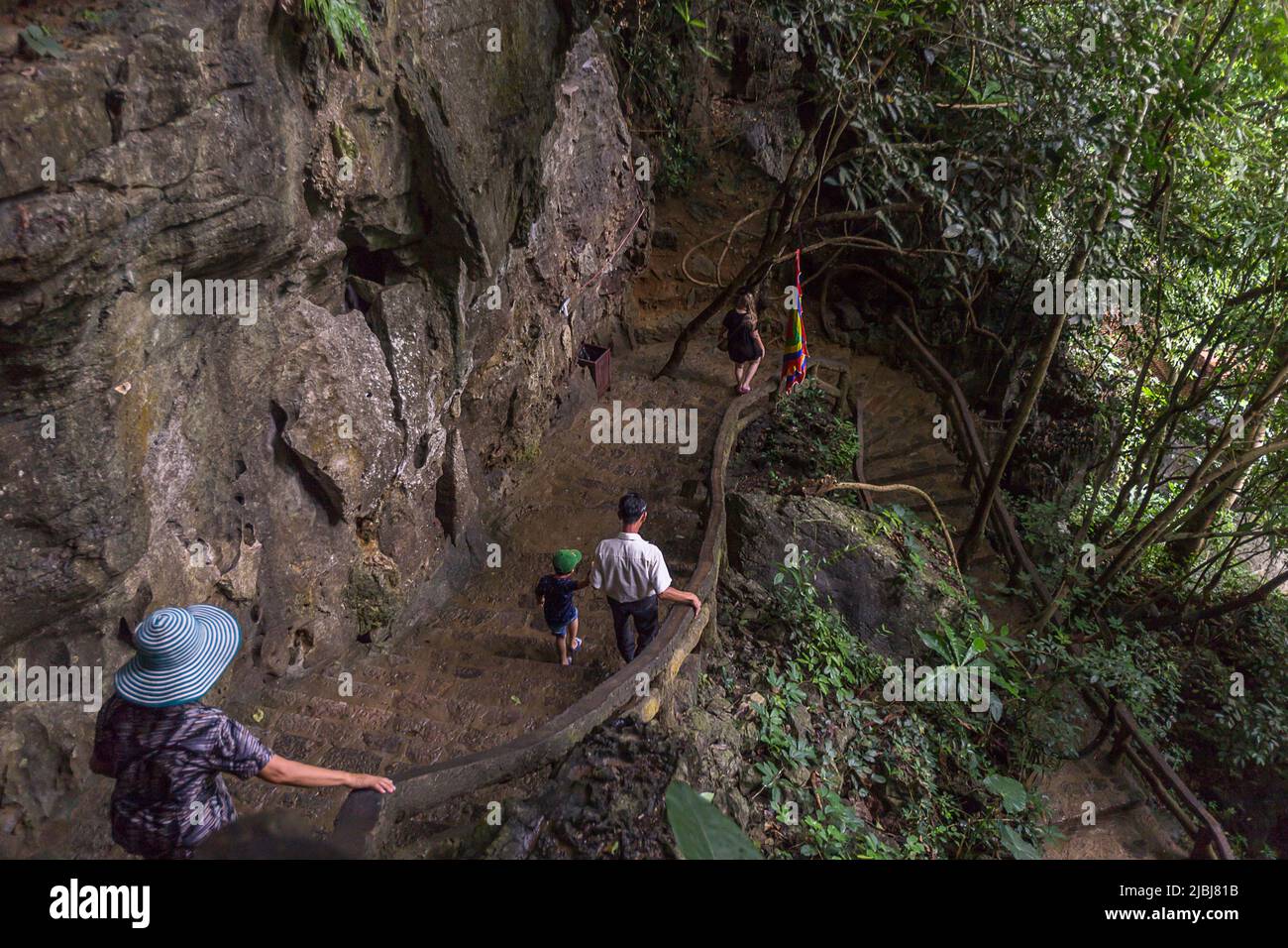 Touristen, die von der Pagode in Trang an in Vietnam herunterlaufen. Stockfoto