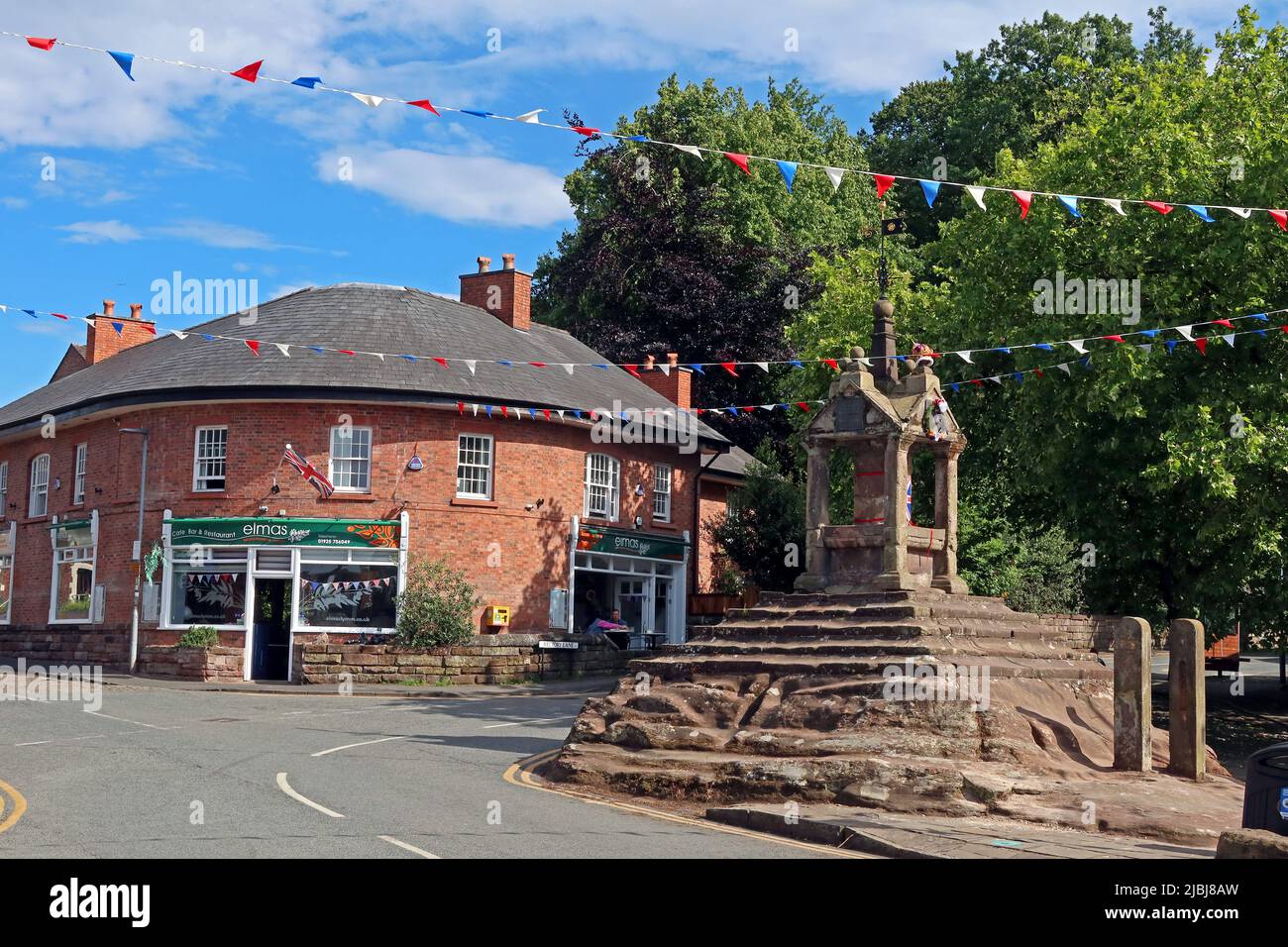 The Cross & Stocks, Lymm Village , Warrington, Cheshire, England, UK, WA13 0HU – 1897 WIEDERHERGESTELLT Stockfoto