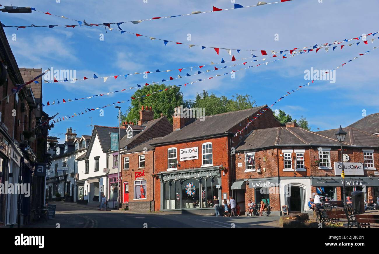 The Cross, Platz im Zentrum des Dorfes Lymm, Warrington, Cheshire, England, WA13 0HU - Geschäfte, Geschäfte, Restaurants Stockfoto