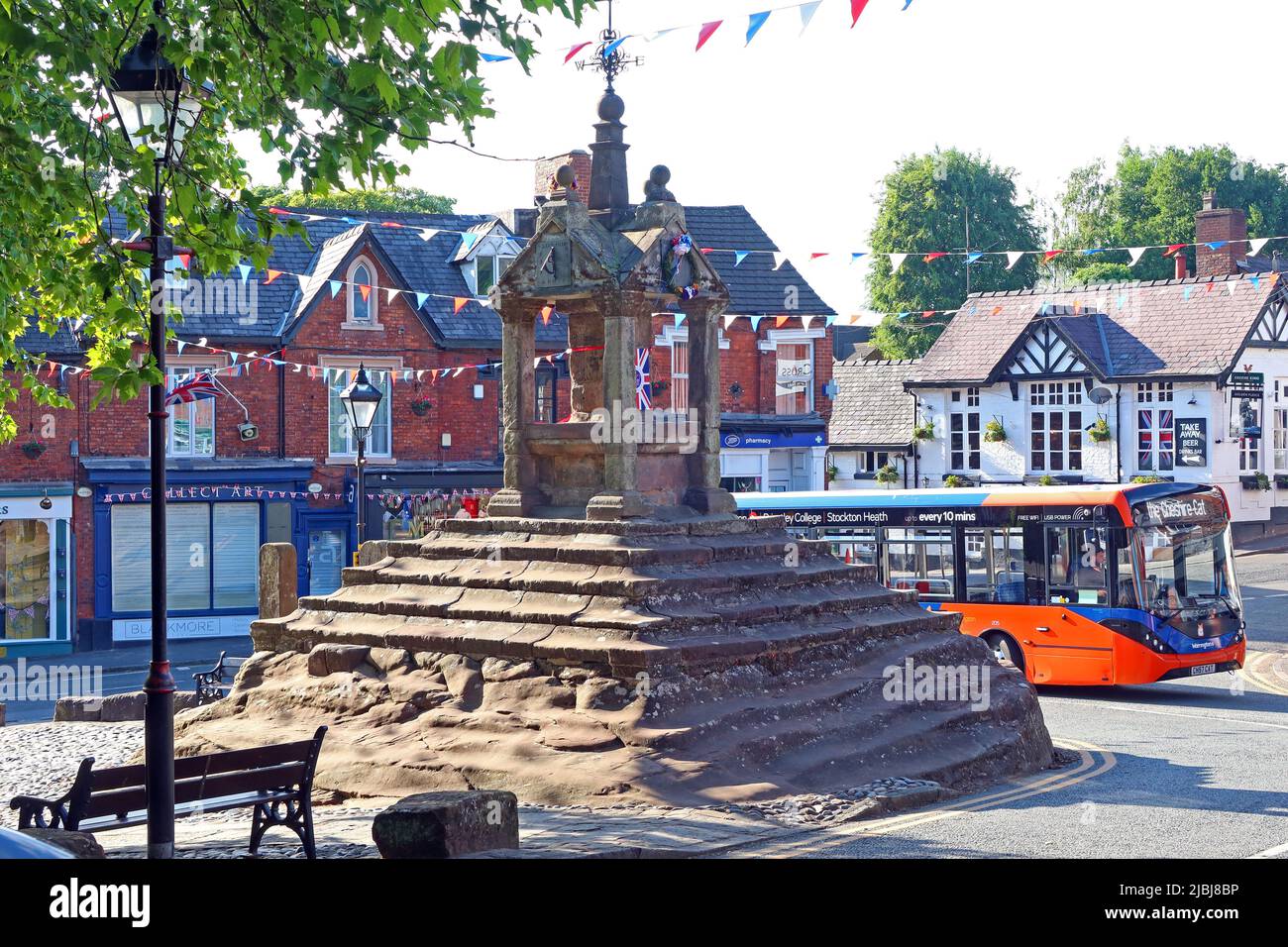 The Ancient Cross, Centre of Lymm Village, Warrington, Cheshire, England, Großbritannien, WA13 0HU, Stufe I gelistet Stockfoto