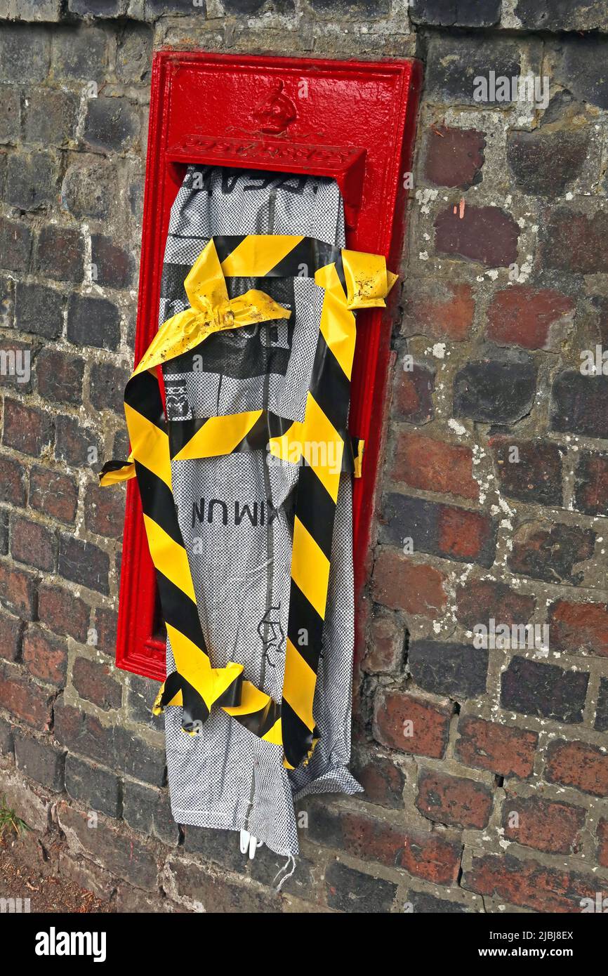 Beschädigter roter Briefkasten/Pillarkasten, Stockport Road, Thelwall, Warrington, CHESHire, England, UK - WA4 2GW, aufgenommen von Royal Mail Stockfoto