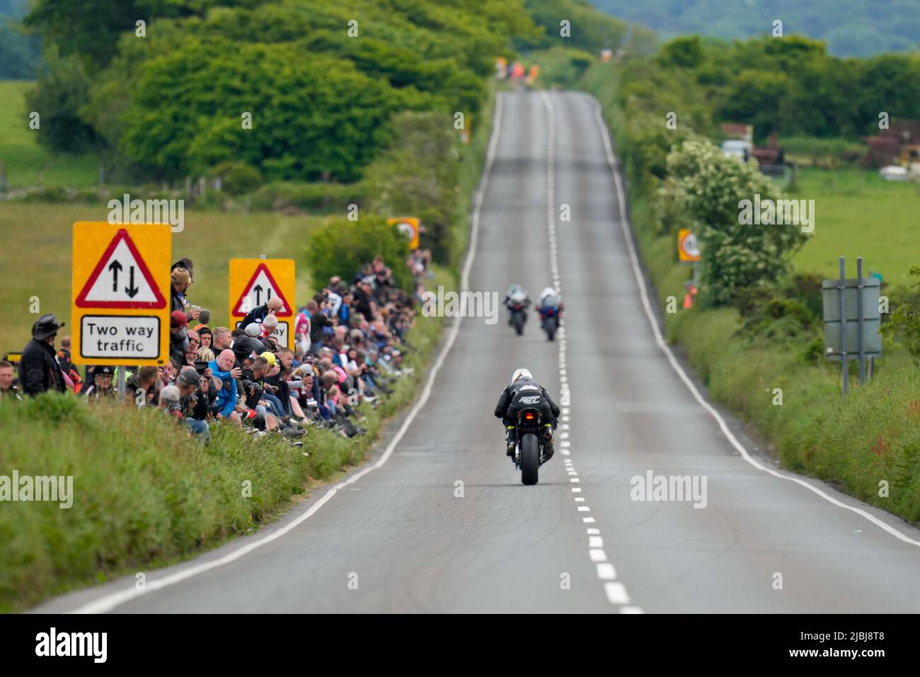 Douglas, Isle Of Man. 19. Januar 2022. Die Zuschauer schauen beim Superstock TT-Rennen RL360 auf der Isle of man, Douglas, Isle of man am 6. Juni 2022 zu. Foto von David Horn/Prime Media Images Kredit: Prime Media Images/Alamy Live News Stockfoto