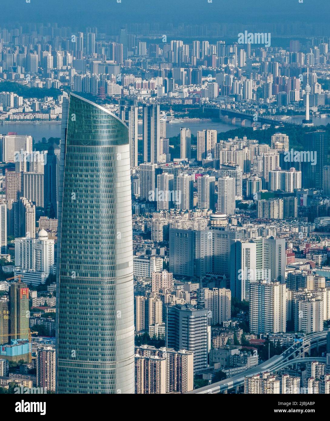 WUHAN, CHINA - 3. JUNI 2022 - Luftaufnahme vom 3. Juni 2022 zeigt das Stadtbild von Wuhan, der zentralchinesischen Provinz Hubei. Stockfoto