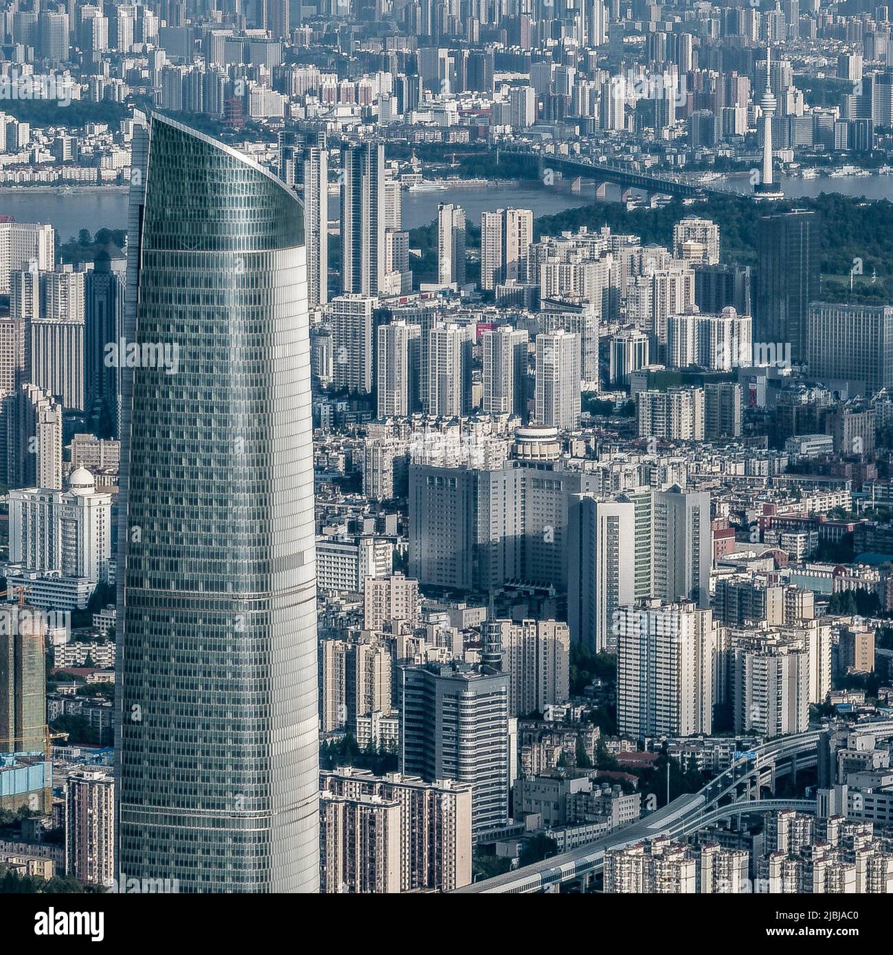 WUHAN, CHINA - 3. JUNI 2022 - Luftaufnahme vom 3. Juni 2022 zeigt das Stadtbild von Wuhan, der zentralchinesischen Provinz Hubei. Stockfoto