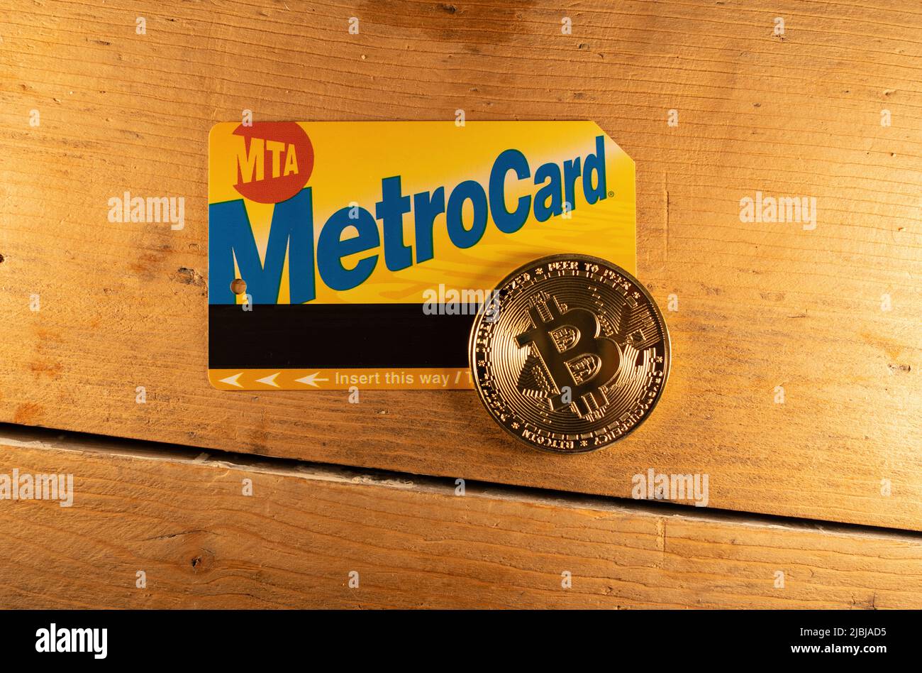 Manhattan, New York/USA - März 26. 2021: Bitcoin auf MetroCard of New York, Kauf MTA Metro-Karte mit Krypto-Währung Konzept Stockfoto