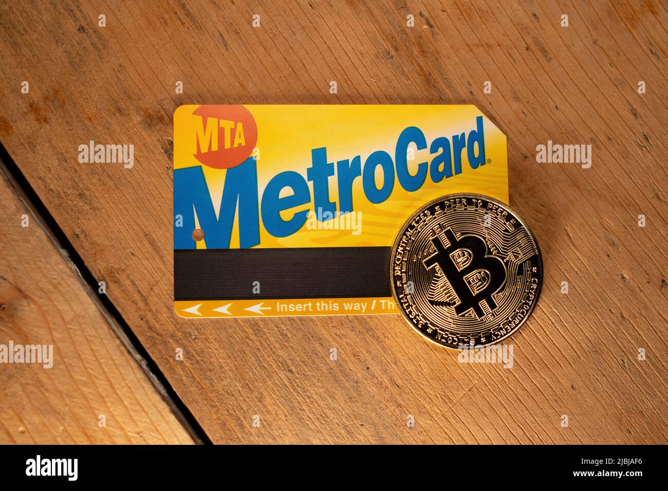 Manhattan, New York/USA - März 26. 2021: Metrocard mit Bitcoin kaufen. Fahrkarte für öffentliche Verkehrsmittel mit Krypto-Währungskonzept. Stockfoto