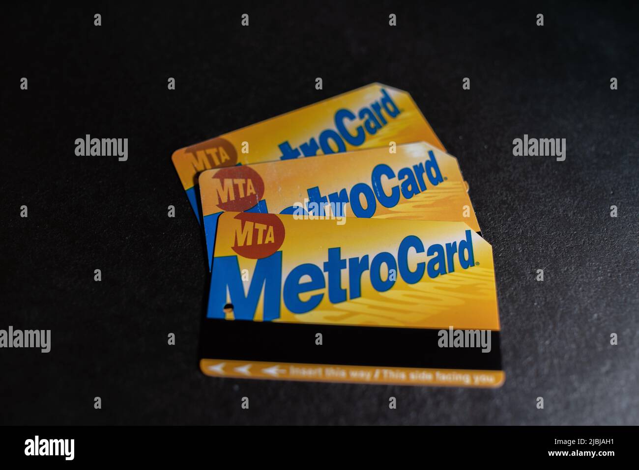 Manhattan, New York/USA - März 26. 2021: Drei Metro-Karten von MTA in New York City, Fahrkarte für U-Bahn und Bus in NYC. Öffentliche Verkehrsmittel in Amerika Stockfoto