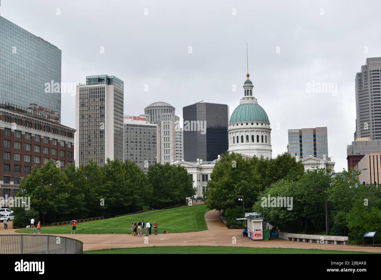 Downtown St. Louis mit dem weltberühmten Gateway Arch entlang des Mississippi River Stockfoto