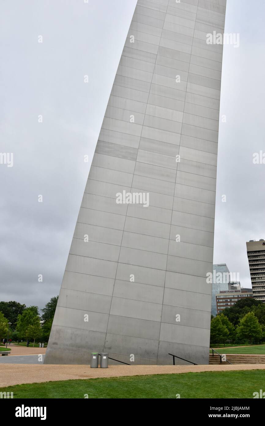 Downtown St. Louis mit dem weltberühmten Gateway Arch entlang des Mississippi River Stockfoto