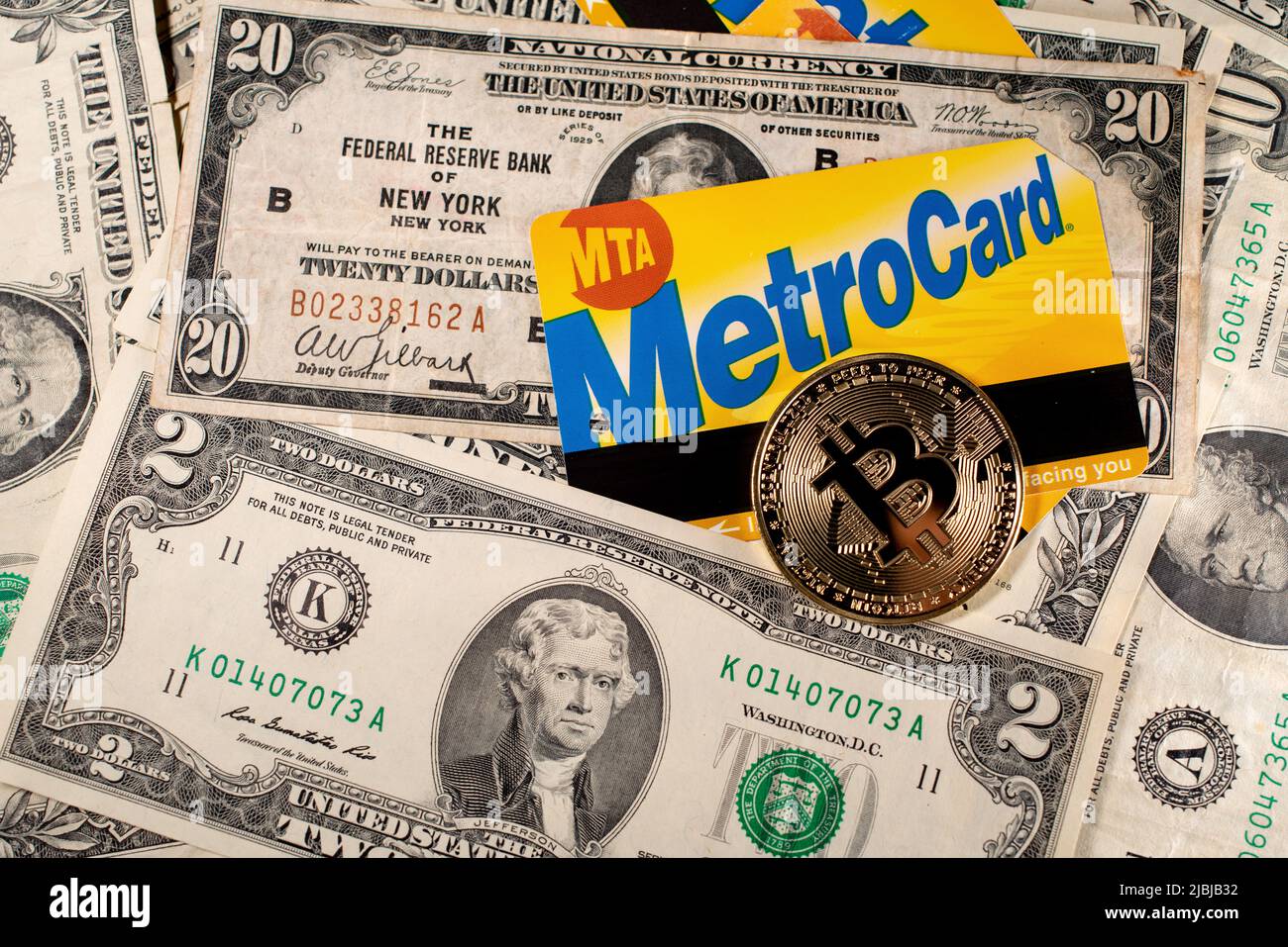 Manhattan, New York/USA - März 26. 2021: MetroCard auf Dollarnoten. Bitcoin auf einer MTA Metro Card. U-Bahn- und Busticket kaufen bei Stockfoto