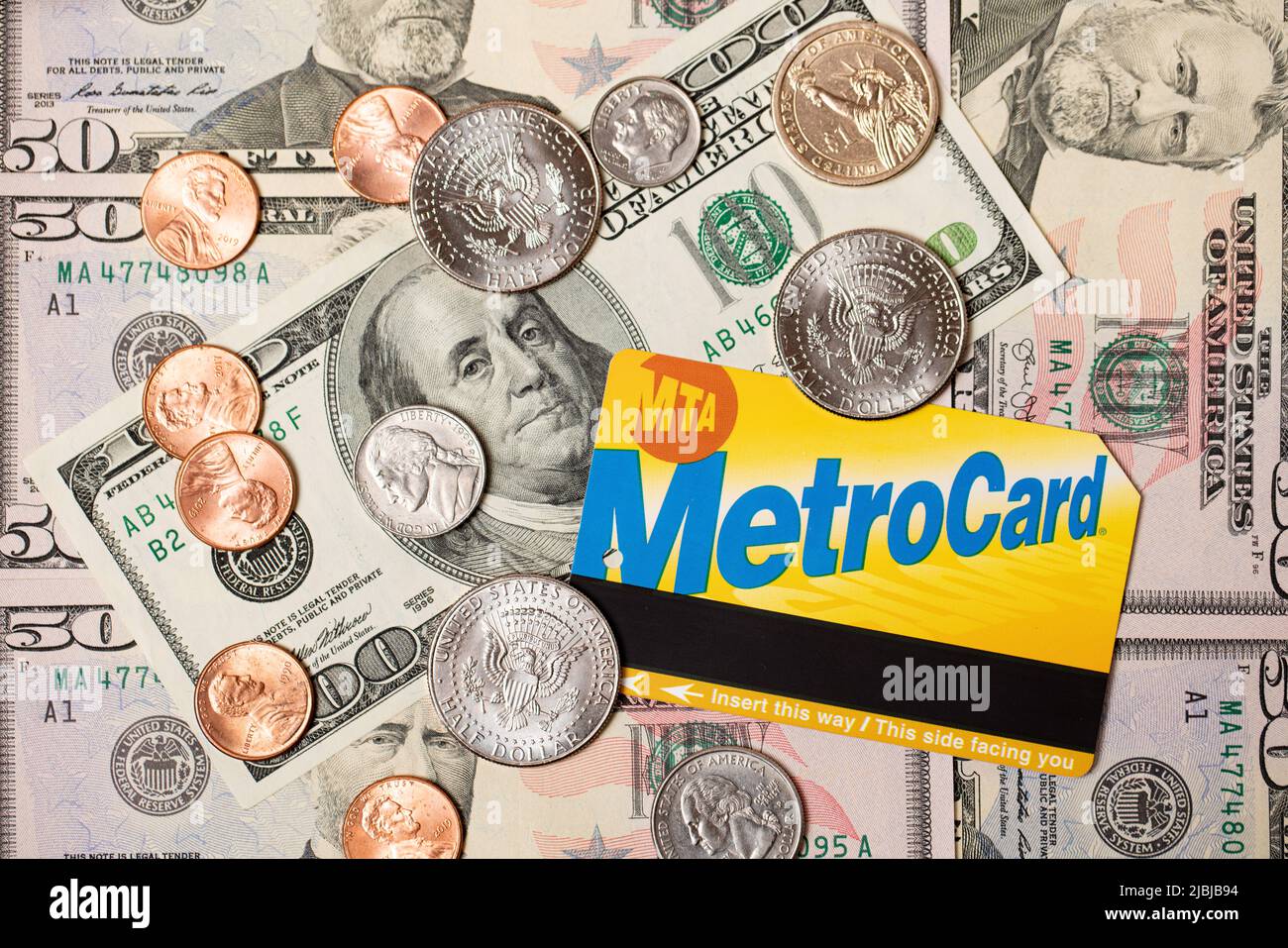 Manhattan, New York/USA - April 8. 2021: MetroCard auf hundert Dollar-Banknoten. US-Papiergeld mit Fahrschein für öffentliche Verkehrsmittel Stockfoto